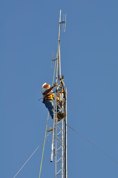 Bob-K4NBC Raising New Antenna 11.jpg